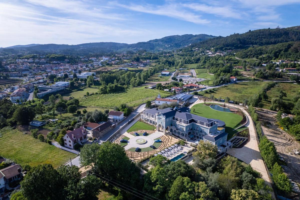 Uma vista geral da montanha ou uma vista da montanha a partir do hotel