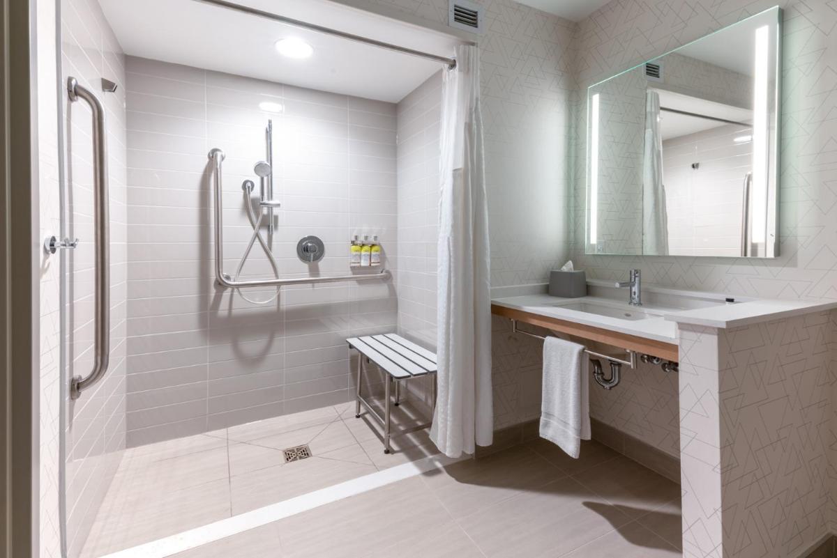 Holiday Inn Express & Suites Vaughan-Southwest, an IHG Hotel - Housity