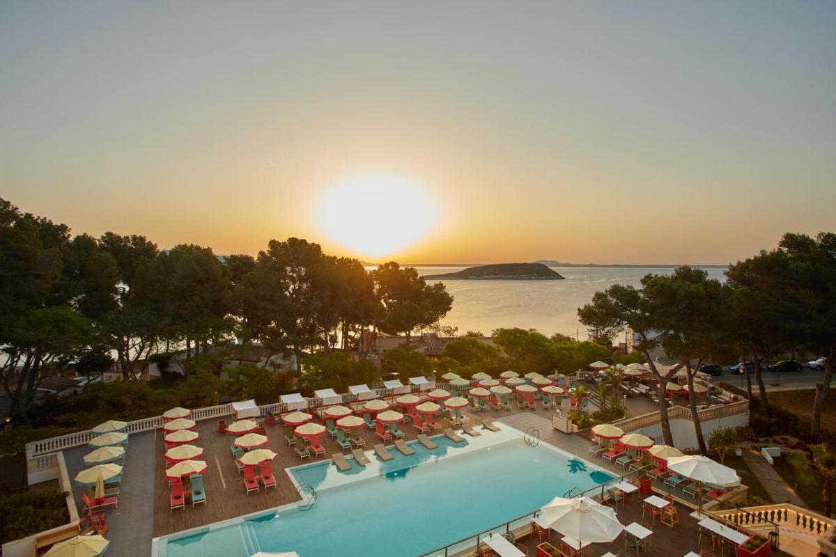 Una vista aérea de un complejo turístico con piscina y sombrillas. en Dreams Calvia Mallorca, en Magaluf