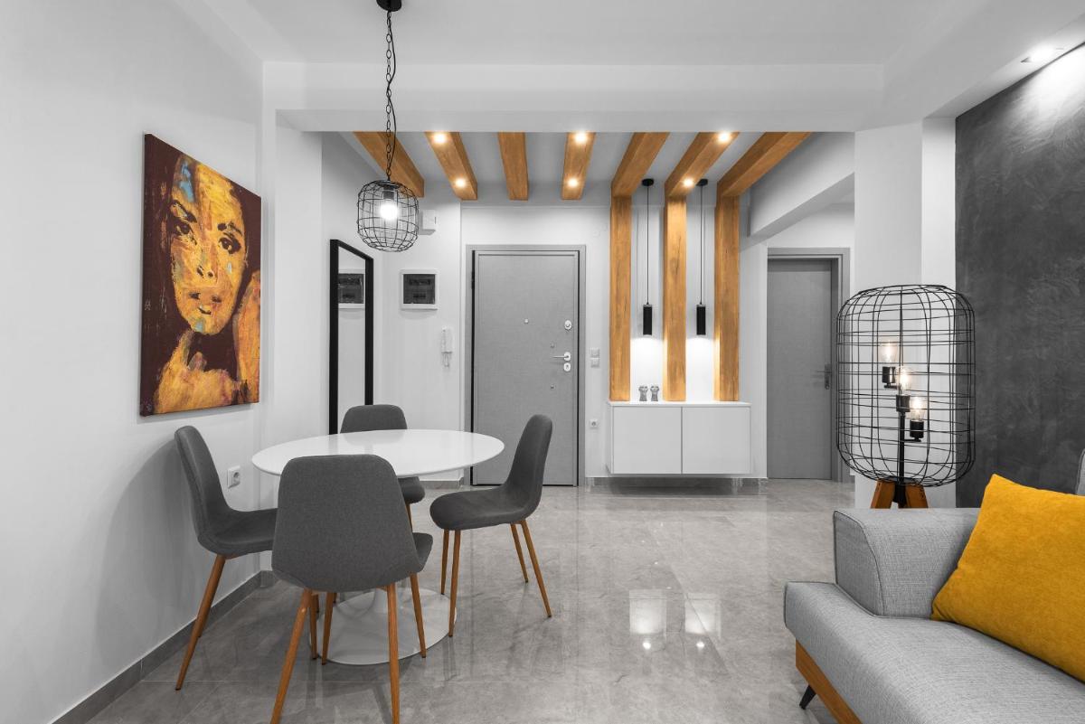Wood n White, Nilie Hospitality MGMT - Housity