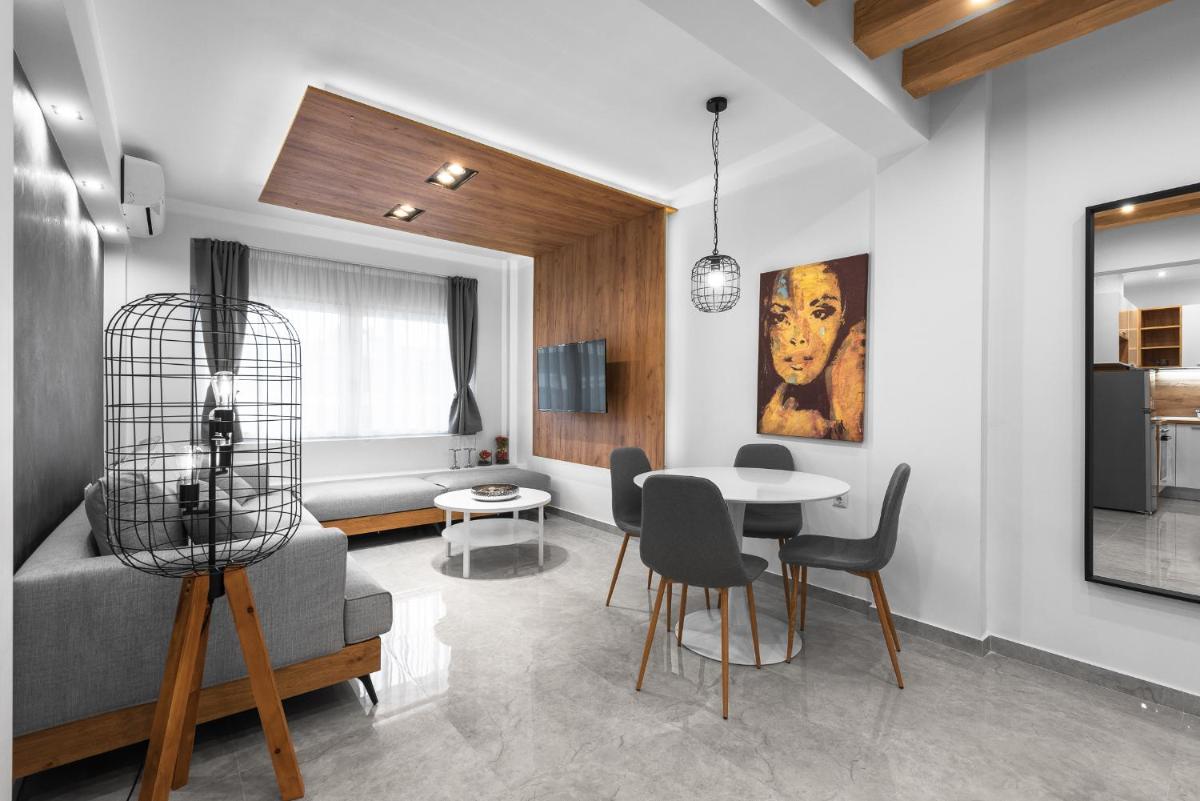 Wood n White, Nilie Hospitality MGMT - Housity