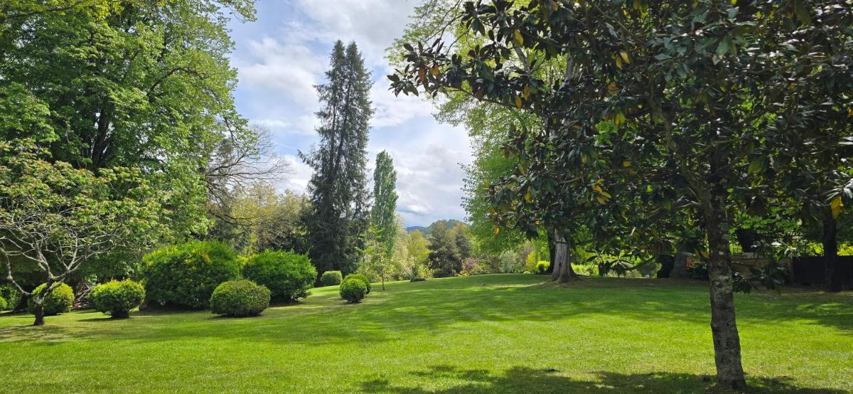 Jardin de l'établissement Hotel Logis - Chateau de Beauregard