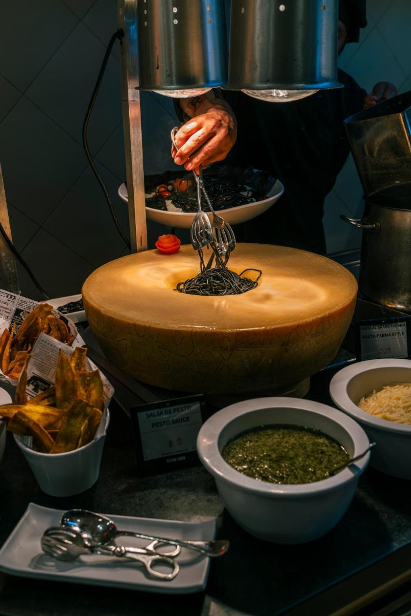 Comida en o cerca de este hotel