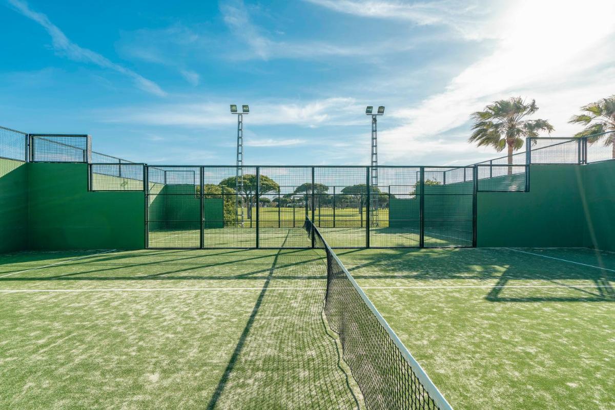 Instalaciones para jugar a tenis o squash en Vincci Resort Costa Golf o alrededores