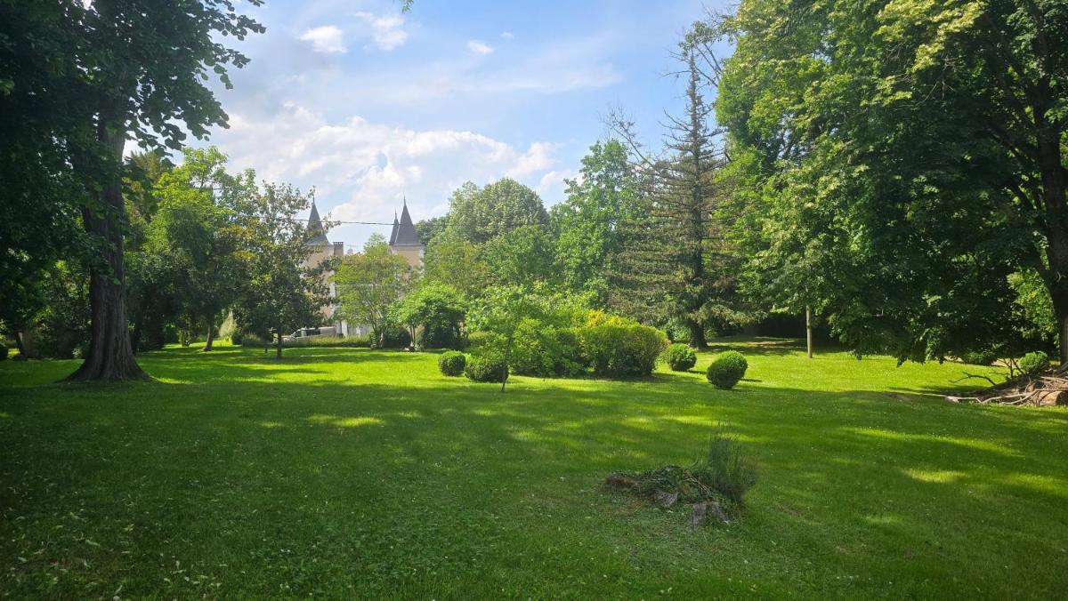 Jardin de l'établissement Hotel Logis - Chateau de Beauregard