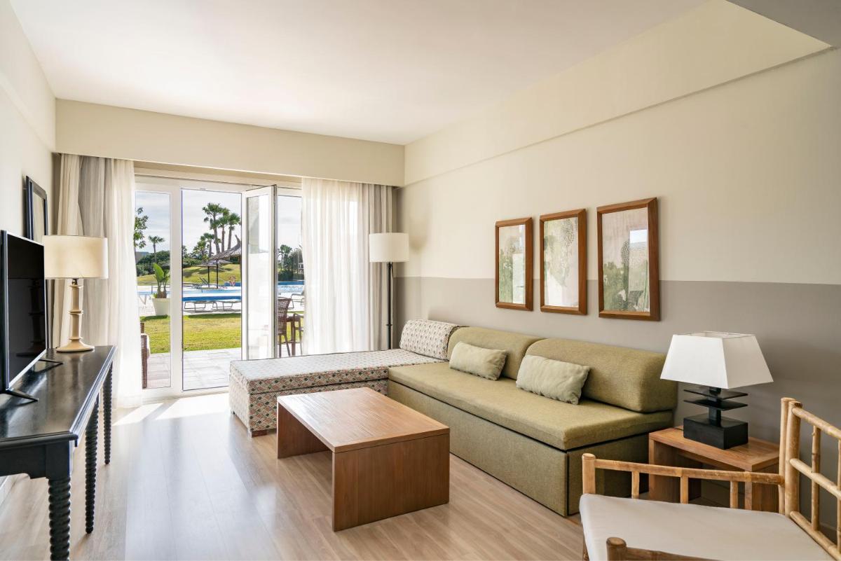 Una televisión o centro de entretenimiento en Vincci Resort Costa Golf