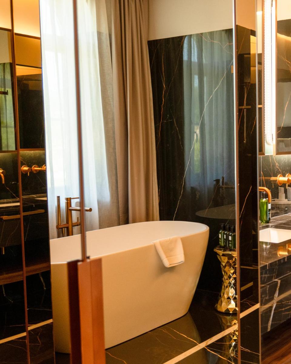 Uma casa de banho em Amoure Hotel - The Leading Hotels of the World