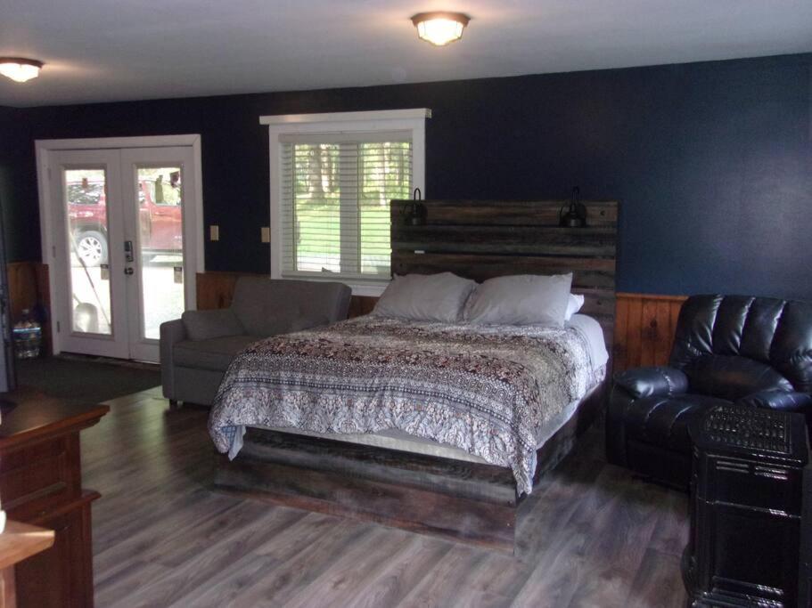 Pondside Hideaway - Housity