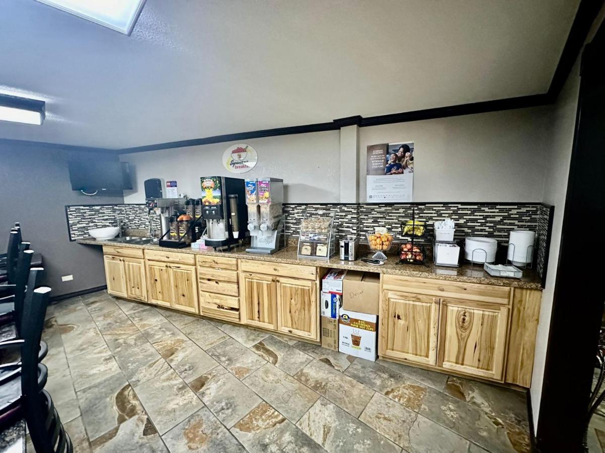 Super 8 by Wyndham Athens TX - Housity