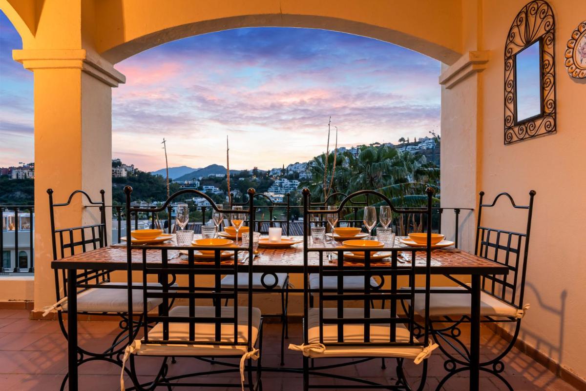 La Quinta Hills - Modern Andalusian-style home with rooftop Terrace - Housity