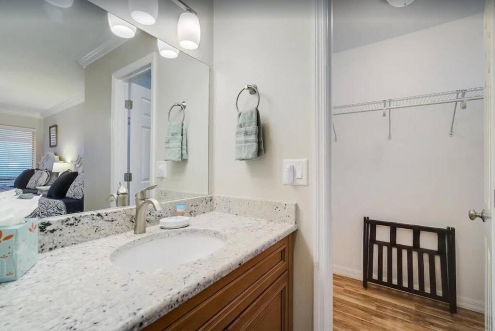 Cozy Family Condo - Newly Renovated on Siesta Key! - Housity