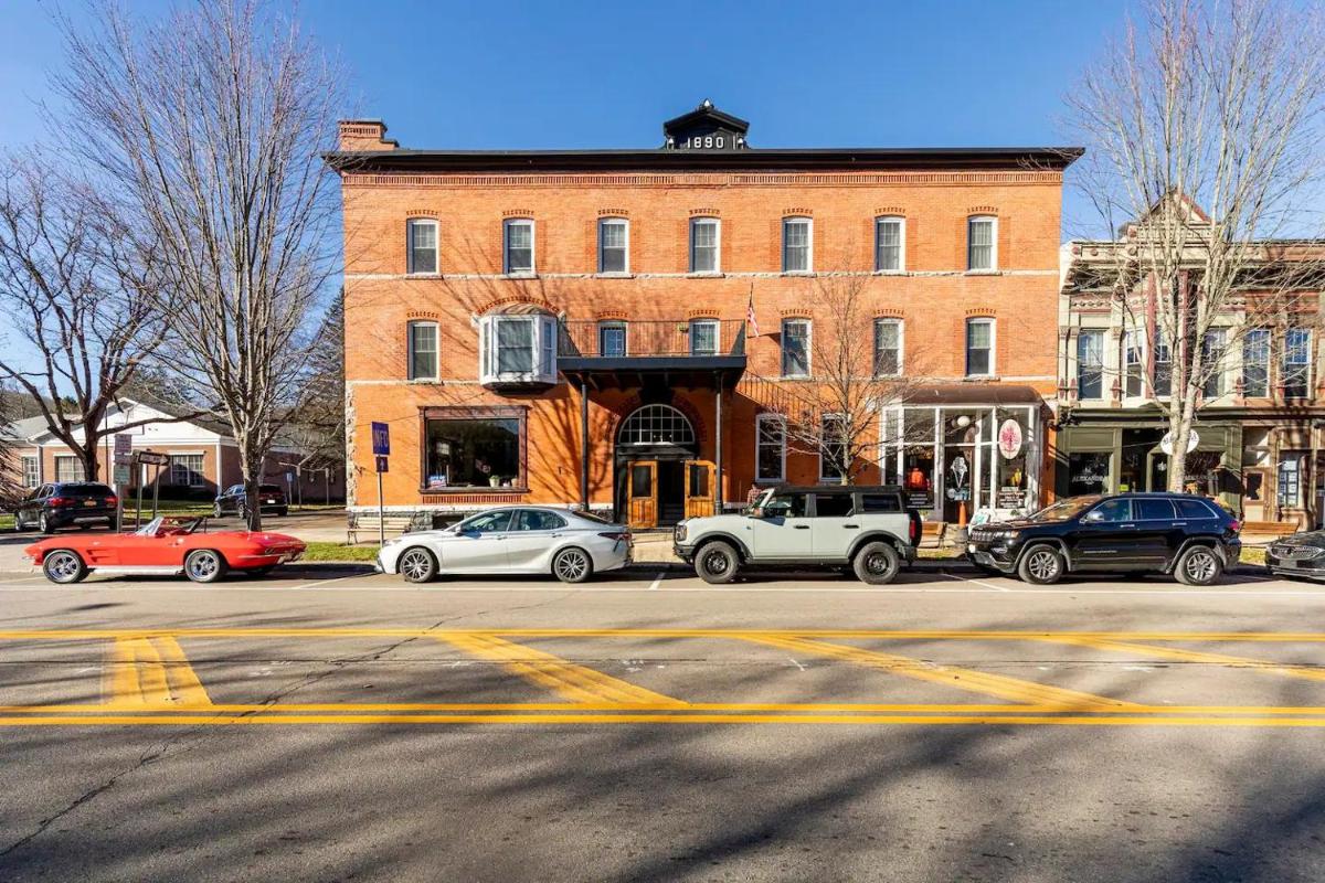 HISTORIC COMFY CONDO- Heart of Ellicottville, Self Checkin - Housity