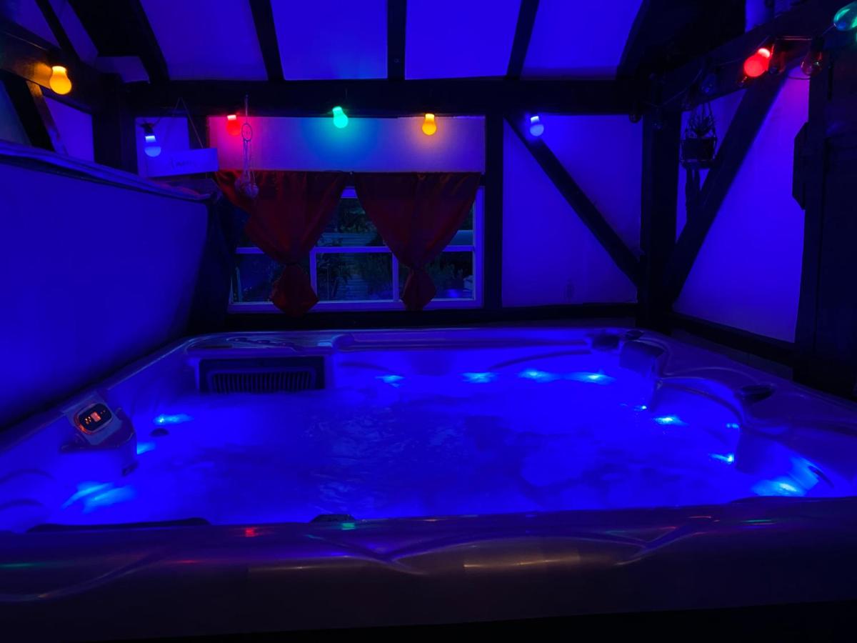 gîte en pierre le paradis jacuzzi piscine Périgord pourpre 9km de bergerac - Housity