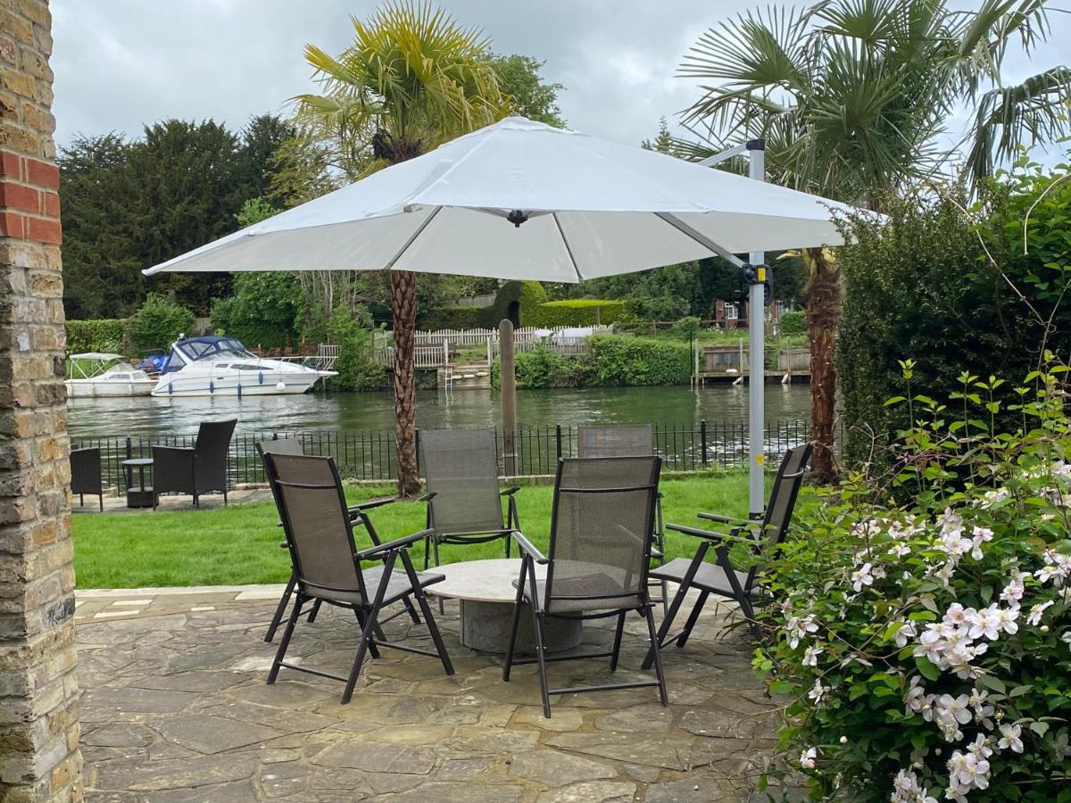 Riverside 4 Bedroom House Wraysbury Staines - Housity