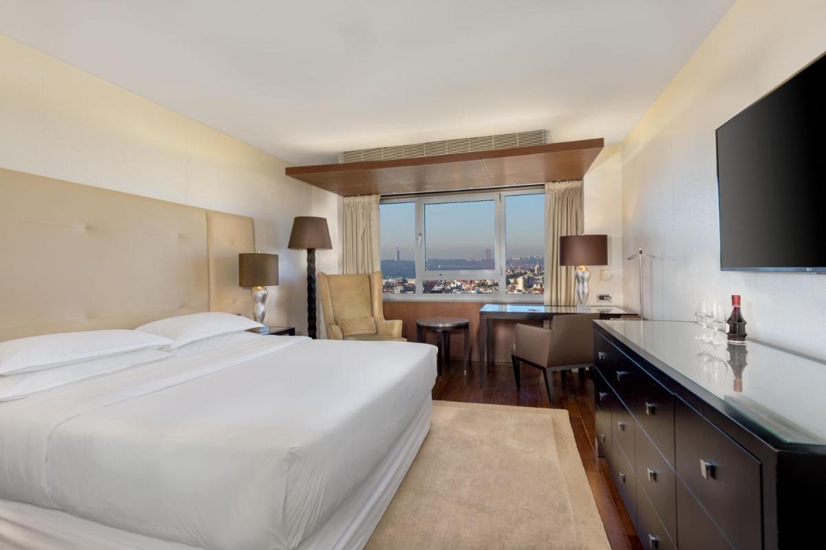 Uma cama ou camas num quarto em Sheraton Lisboa Hotel & Spa