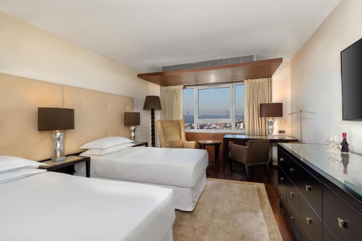 Uma cama ou camas num quarto em Sheraton Lisboa Hotel & Spa