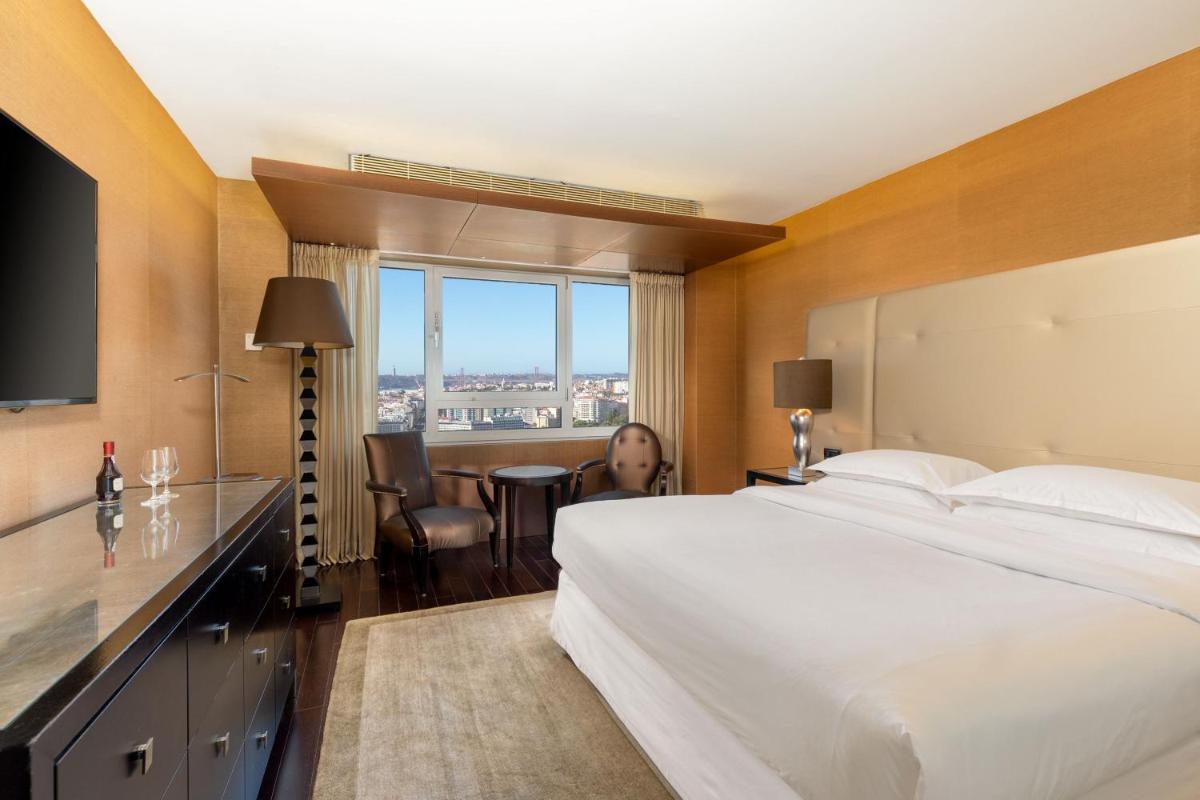Uma cama ou camas num quarto em Sheraton Lisboa Hotel & Spa
