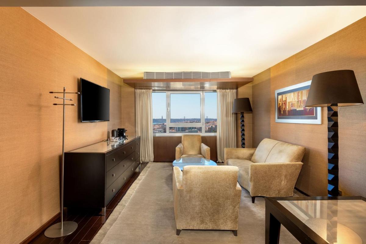 Uma televisão e/ou sistema de entretenimento em Sheraton Lisboa Hotel & Spa
