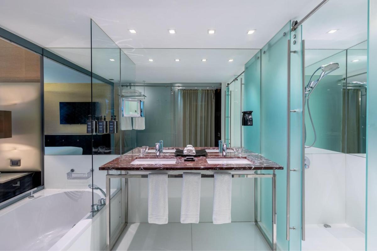 Uma casa de banho em Sheraton Lisboa Hotel & Spa