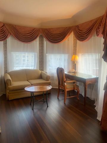 Hotel Majestic - Housity