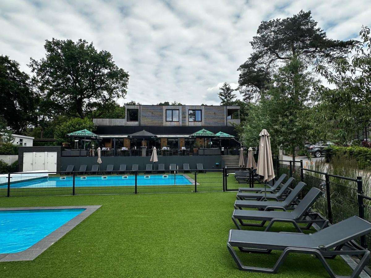 Suitetrails - Sfeervolle blokhut op de Veluwe op recreatiepark Topparken in Beekbergen met vrije tuin en eigen parkeerplaats