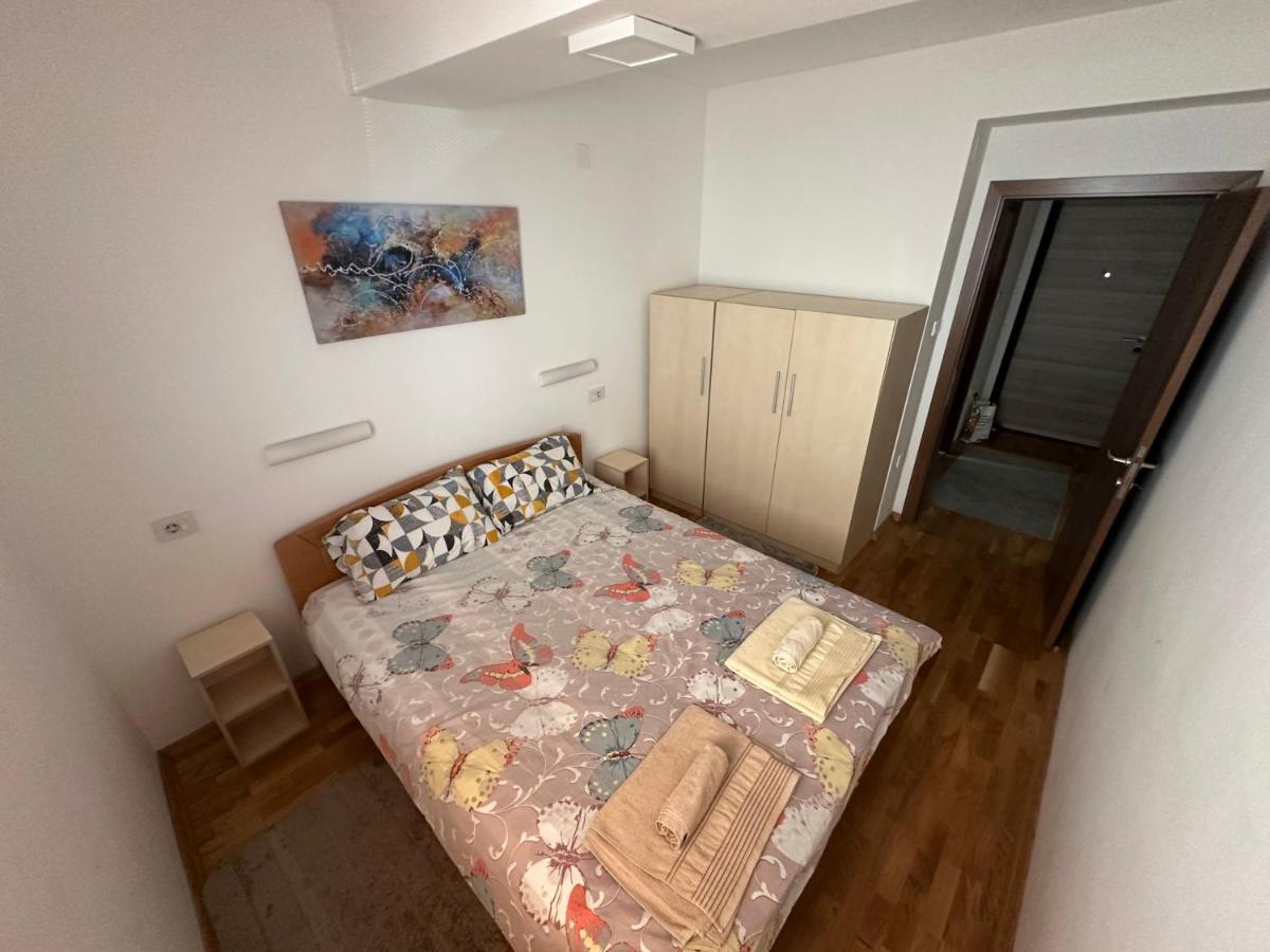 Ira's 2 Bedroom Central Place with Private Parking - Housity