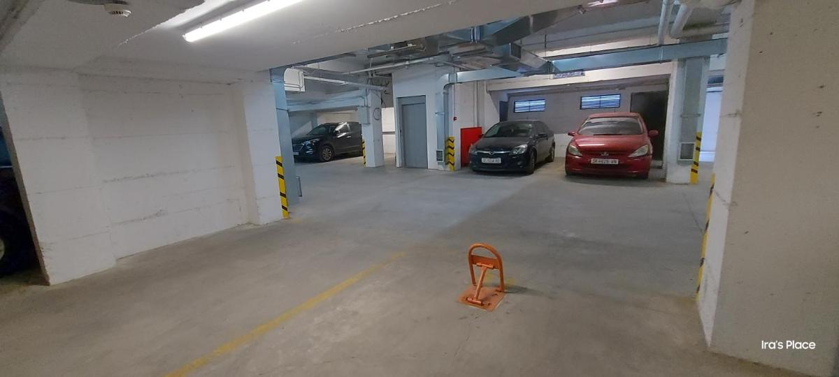 Ira's 2 Bedroom Central Place with Private Parking - Housity