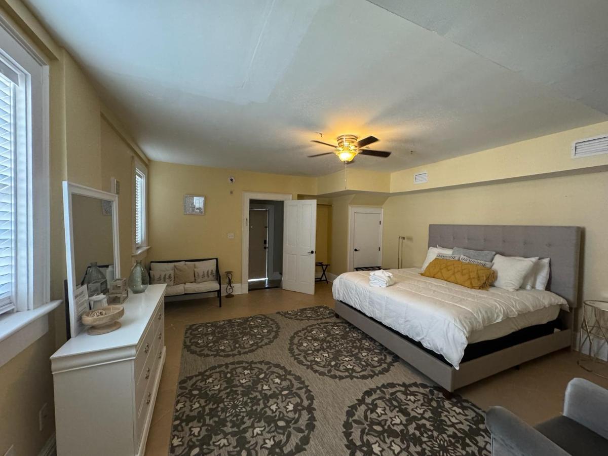 Comfy Carriage House Steps from the River - Housity