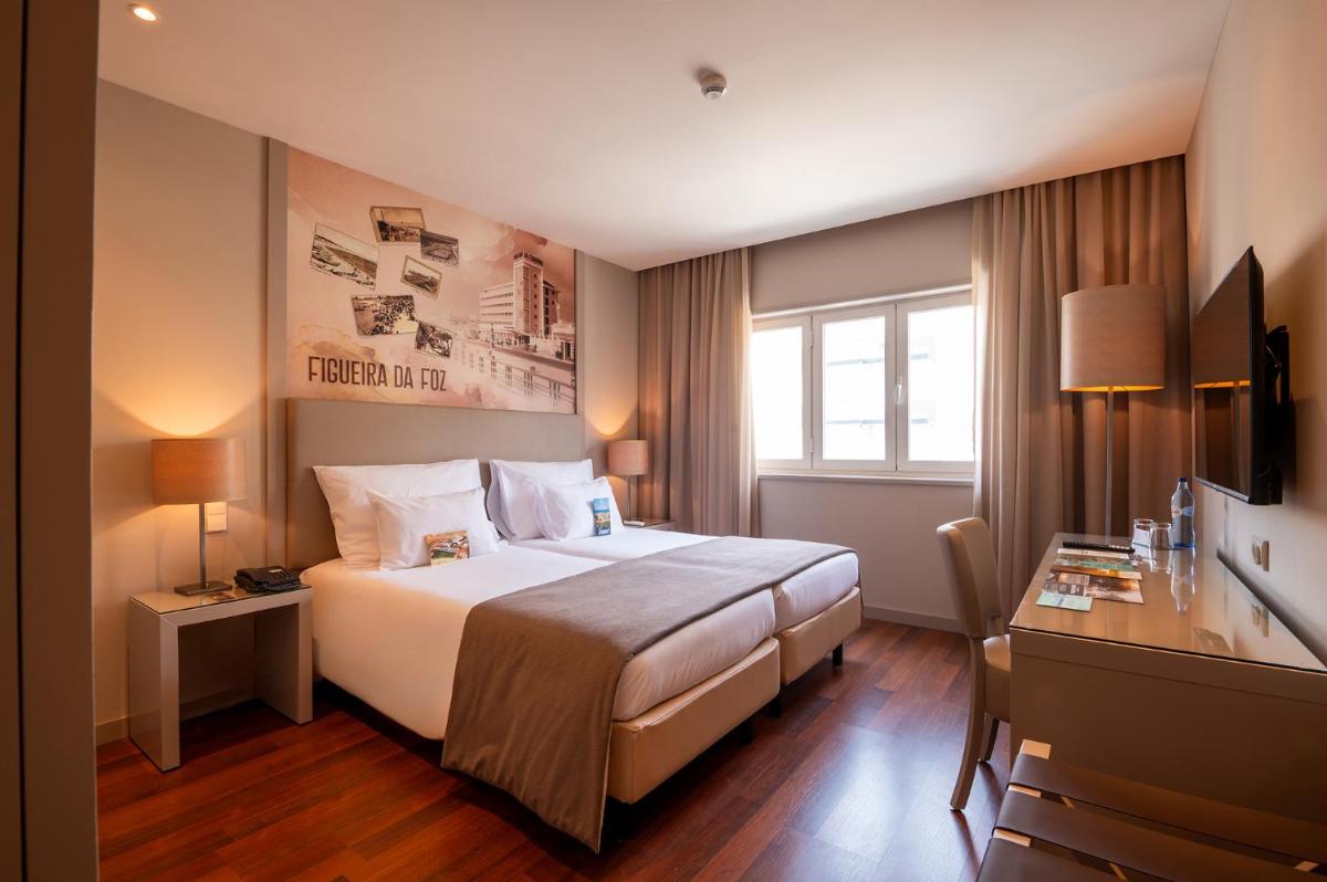 Uma cama ou camas num quarto em Vila Gale Collection Figueira da Foz