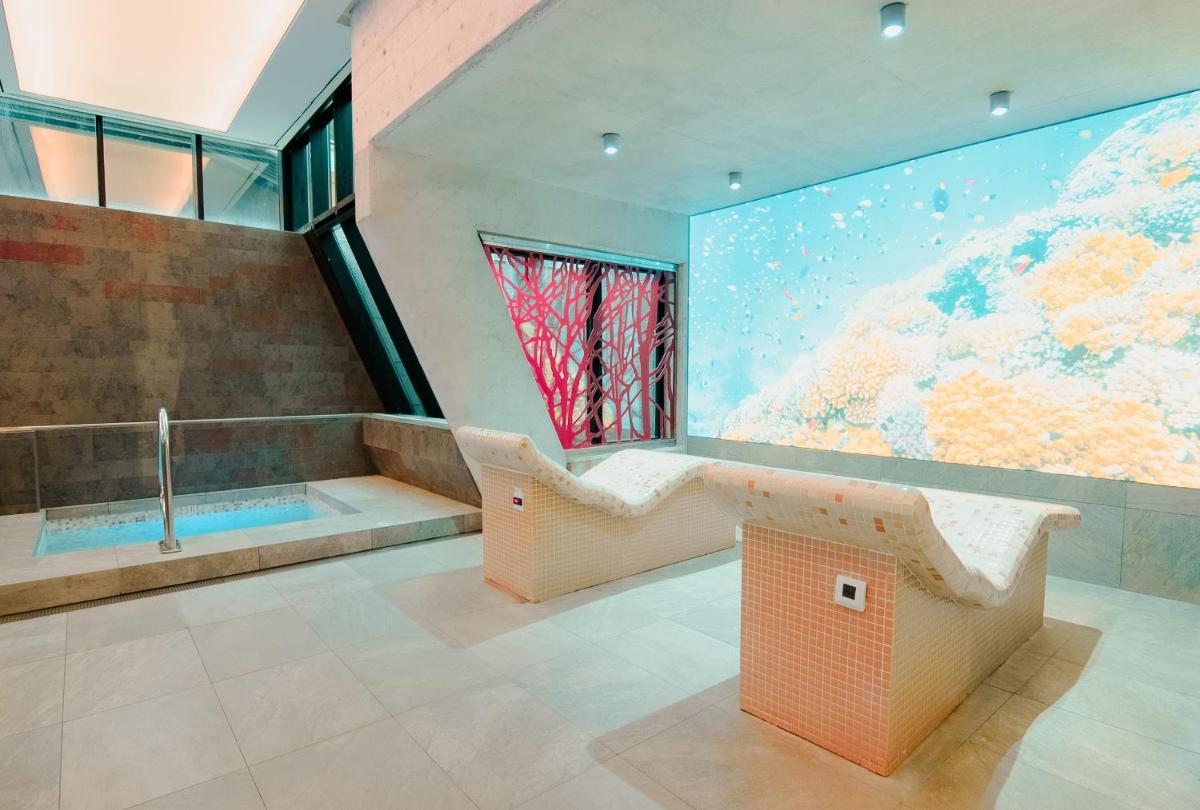 una habitación con un cuadro grande en la pared en Isla Mallorca & Spa, en Palma de Mallorca
