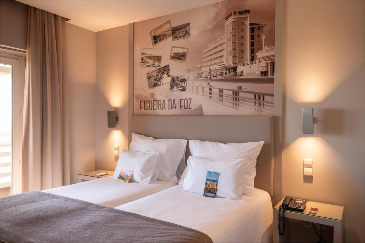 Uma cama ou camas num quarto em Vila Gale Collection Figueira da Foz