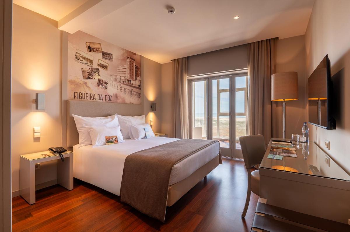um quarto de hotel com uma cama e uma janela em Vila Gale Collection Figueira da Foz na Figueira da Foz