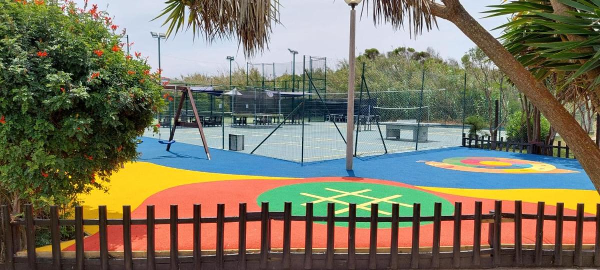 Comodidades para jogar ténis e squash em Duna Parque Beach Club - Duna Parque Group ou nas proximidades
