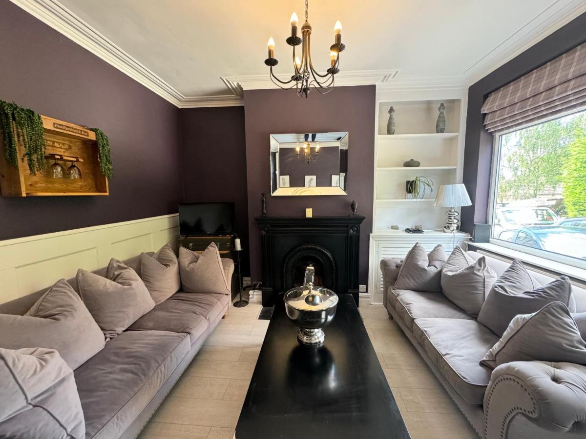 Interior Designed 4 bed House with stocked Bar & gym sleeps minimum 7 - Housity