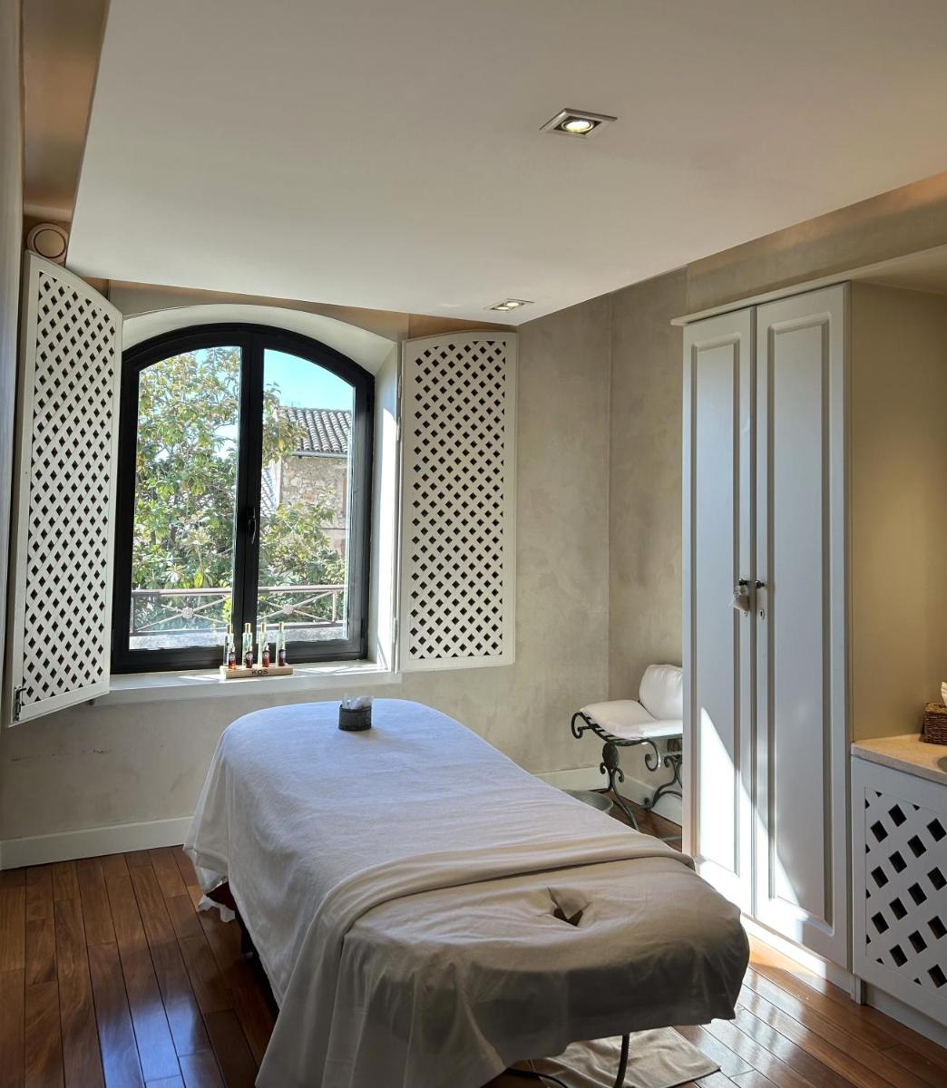 Un ou plusieurs lits dans un hébergement de l'établissement Maison Bérard Hôtel - Restaurant - Spa