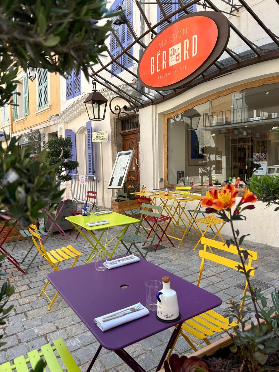 un groupe de tables et de chaises devant un bâtiment dans l'établissement Maison Bérard Hôtel - Restaurant - Spa, à La Cadière-dʼAzur