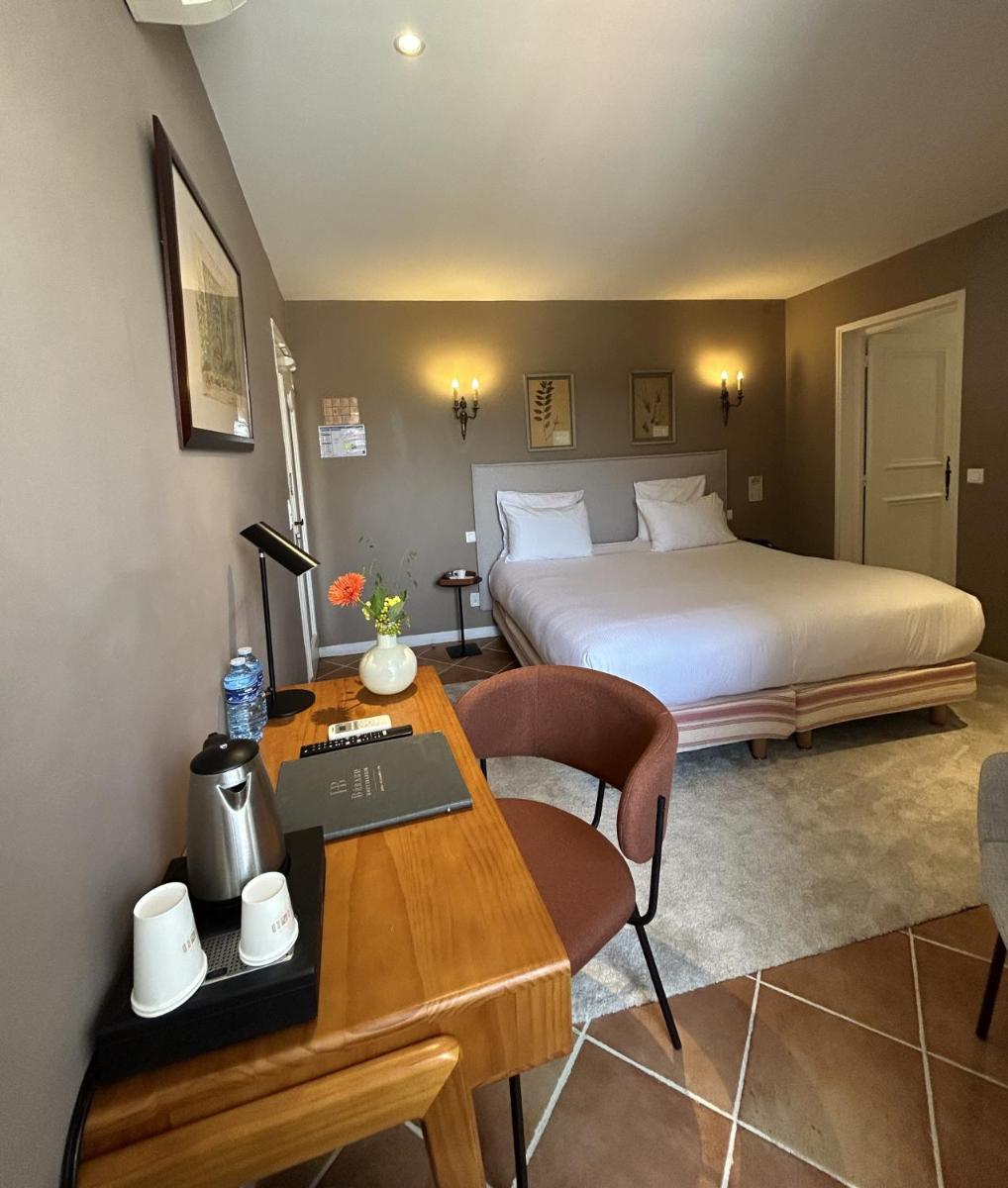 Un ou plusieurs lits dans un hébergement de l'établissement Maison Bérard Hôtel - Restaurant - Spa