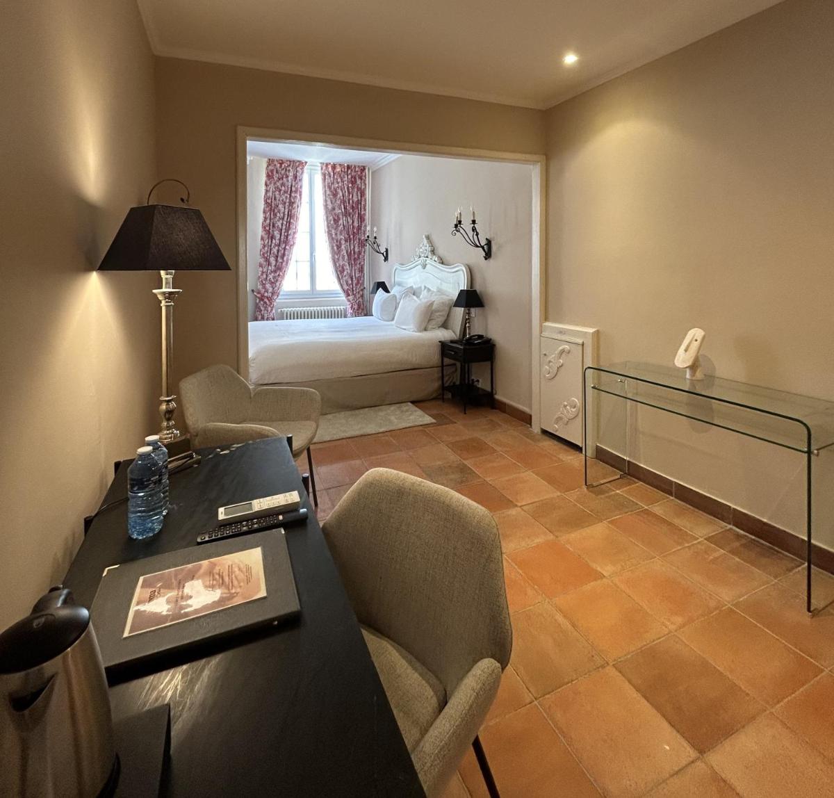 Un ou plusieurs lits dans un hébergement de l'établissement Maison Bérard Hôtel - Restaurant - Spa