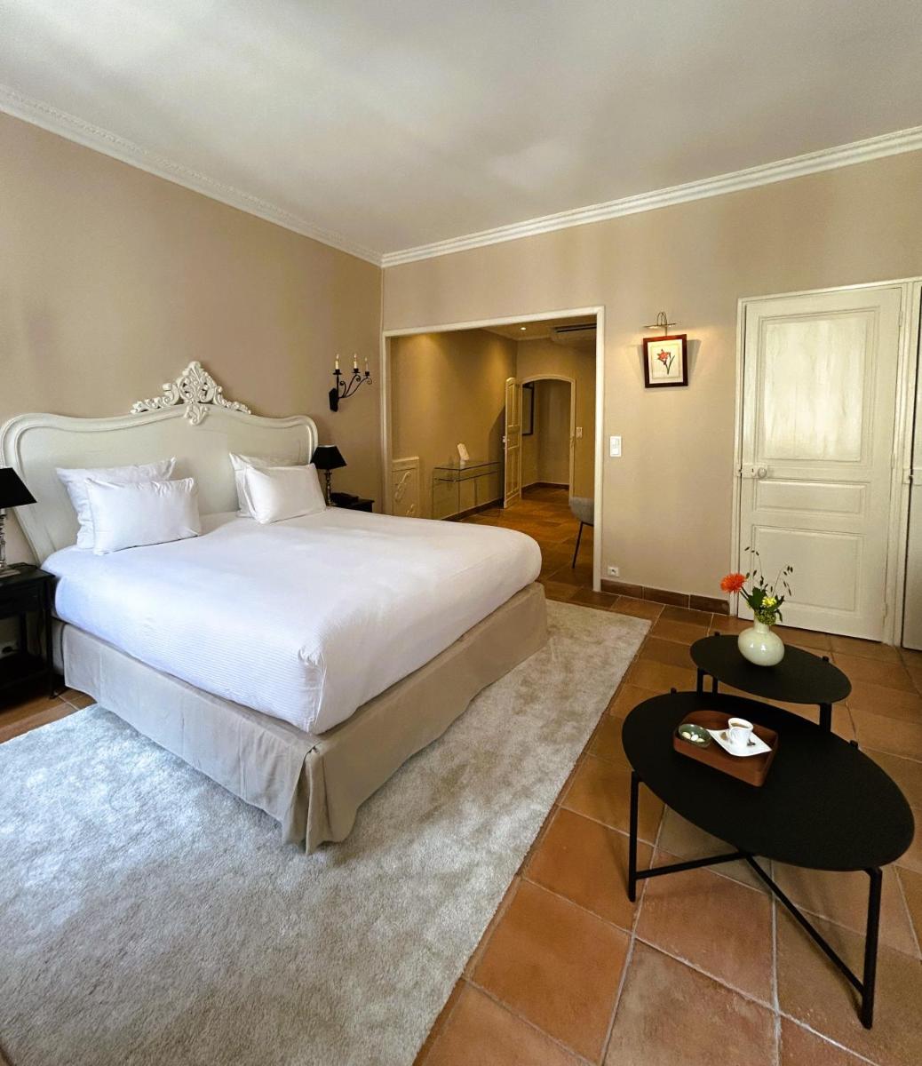 Un ou plusieurs lits dans un hébergement de l'établissement Maison Bérard Hôtel - Restaurant - Spa