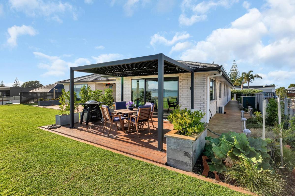 The Leading Light - One Tree Point Holiday Home - Housity