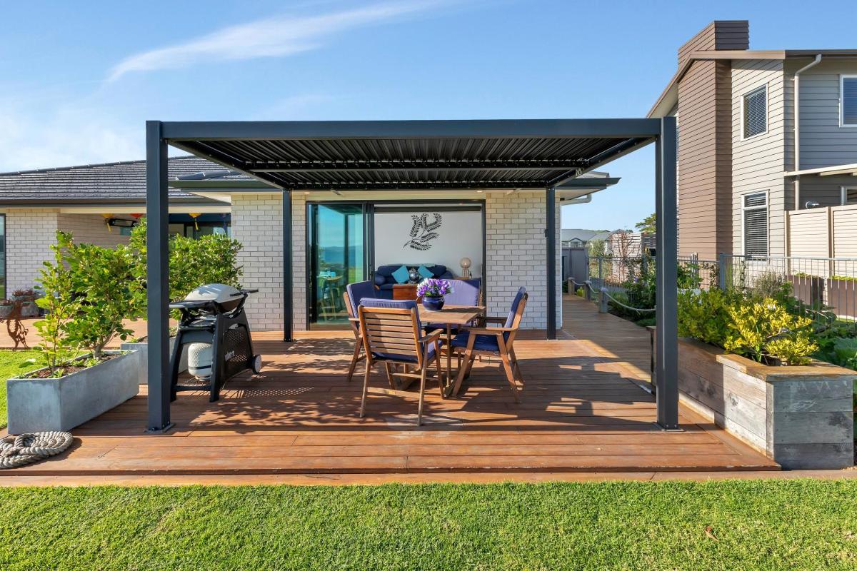 The Leading Light - One Tree Point Holiday Home - Housity