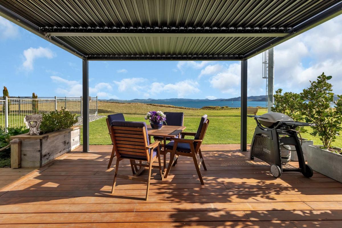 The Leading Light - One Tree Point Holiday Home - Housity