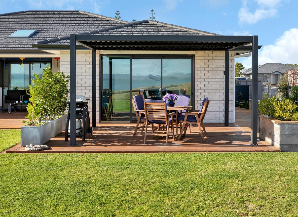The Leading Light - One Tree Point Holiday Home - Housity