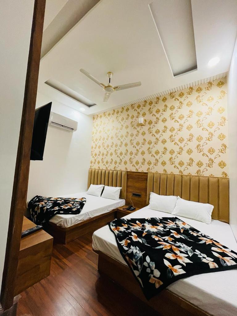 Hotel 4S Niwas - 100 Meters from Langar Hall Gate - Housity