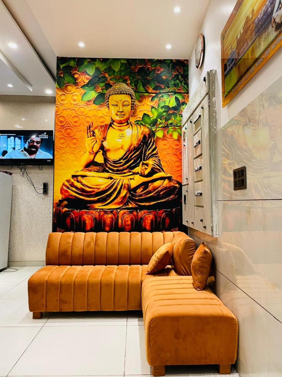 Hotel 4S Niwas - 100 Meters from Langar Hall Gate - Housity