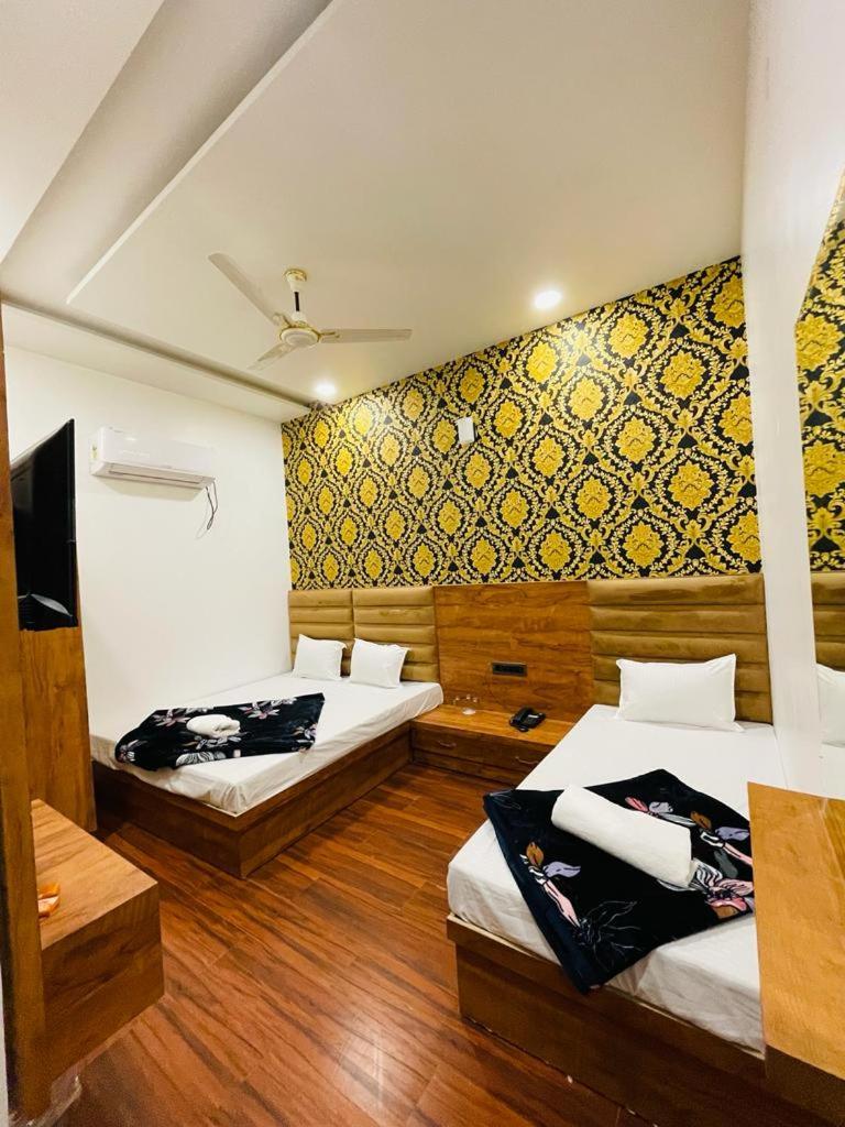 Hotel 4S Niwas - 100 Meters from Langar Hall Gate - Housity