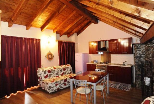 Appartamenti Vacanze e Camere Roccetta Fiorita - Housity