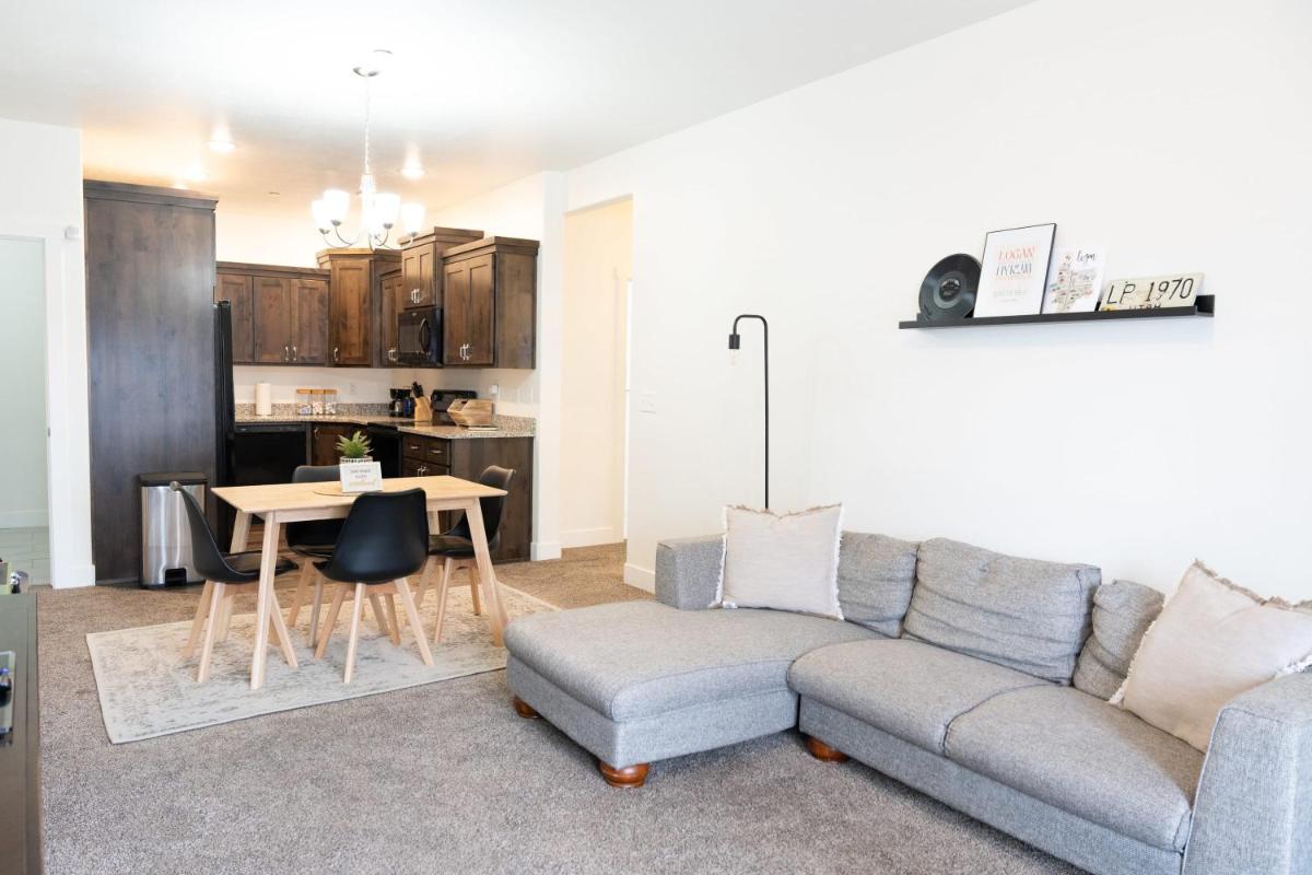 Beautiful New 3 BR 2BA Townhome No stairs - Housity