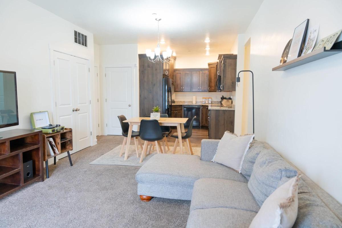 Beautiful New 3 BR 2BA Townhome No stairs - Housity