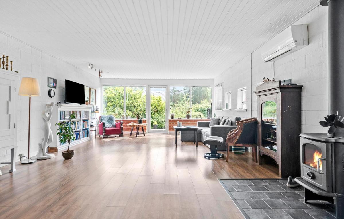 Amazing Home In Rønde With Wifi - Housity